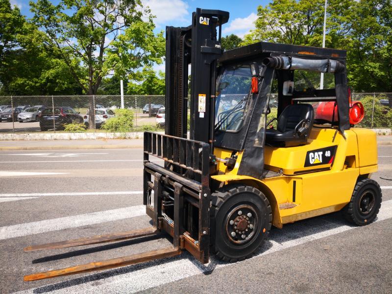 chariot elevateur CATERPILLAR